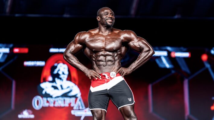 Sidy Pouye leva a Great I Am ao palco do Mr. Olympia - Great I Am
