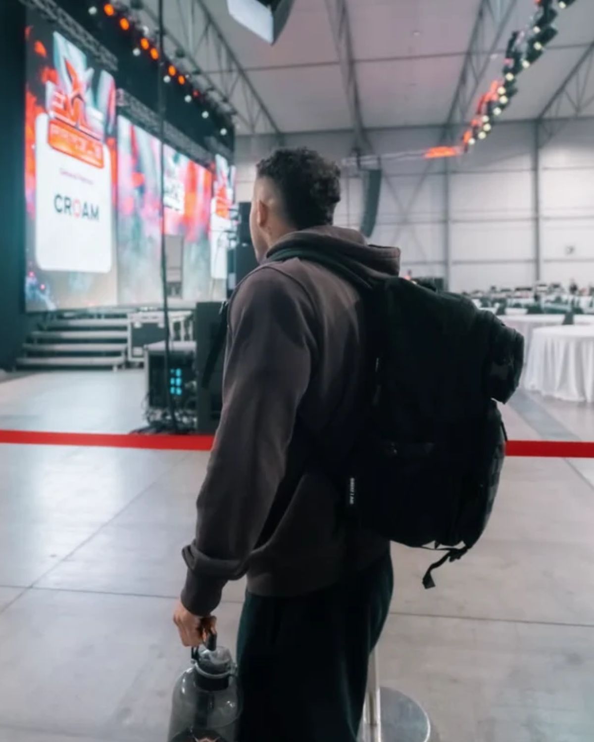 André Velez em Praga com a mochila Great I Am