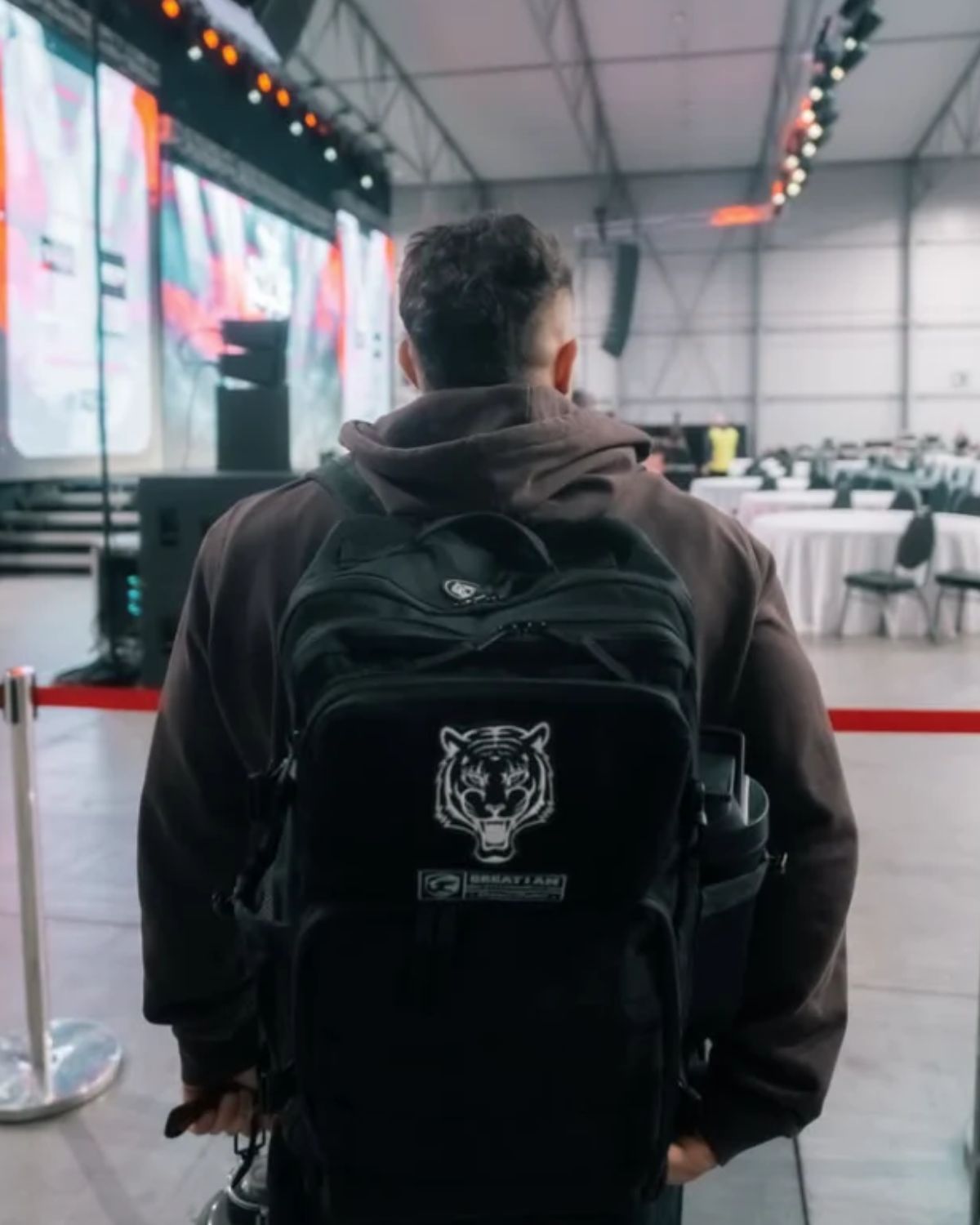 André Velez com a Tactical Backpack Black em Praga
